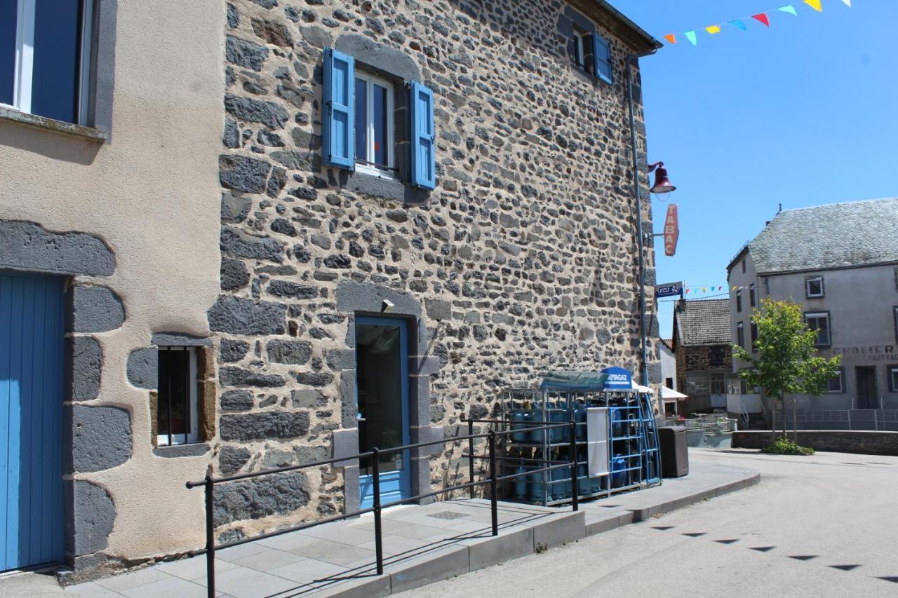 Auberge De La Planeze Talizat Exterior photo